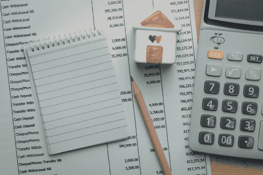 Financial planning tools with calculator and budget notes, representing how to define financial goals when choosing a bank in the US